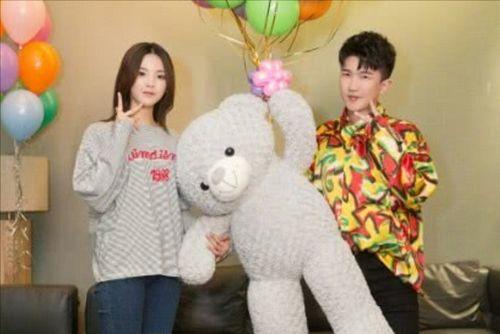 娱乐圈吃瓜背景图,揭秘幕后吃瓜真相